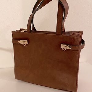 Brown purse with cross body strap!